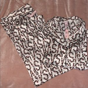 Pijama logo 🆚 🌸